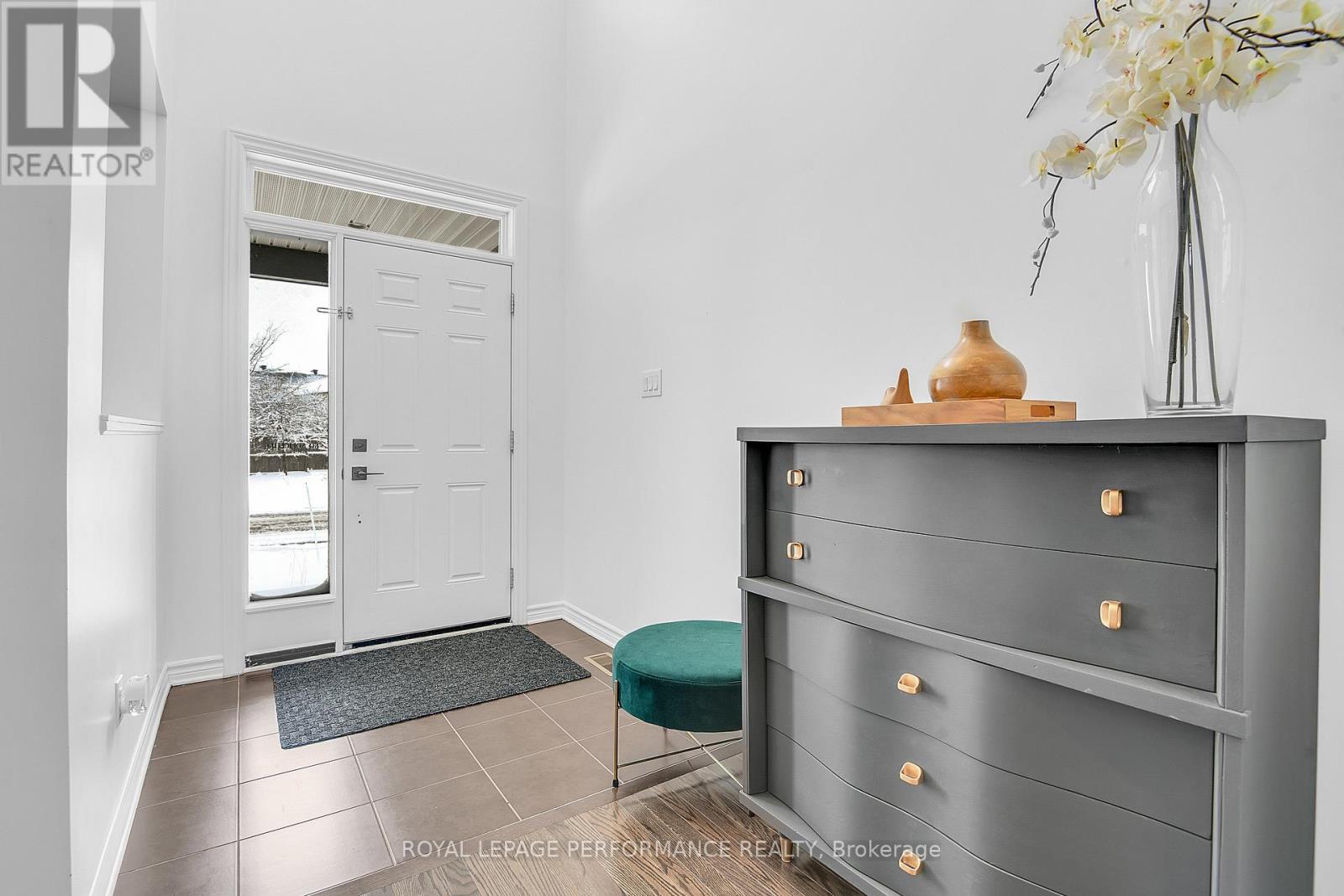 Property at 179 GRACEWOOD CRESCENT image 4
