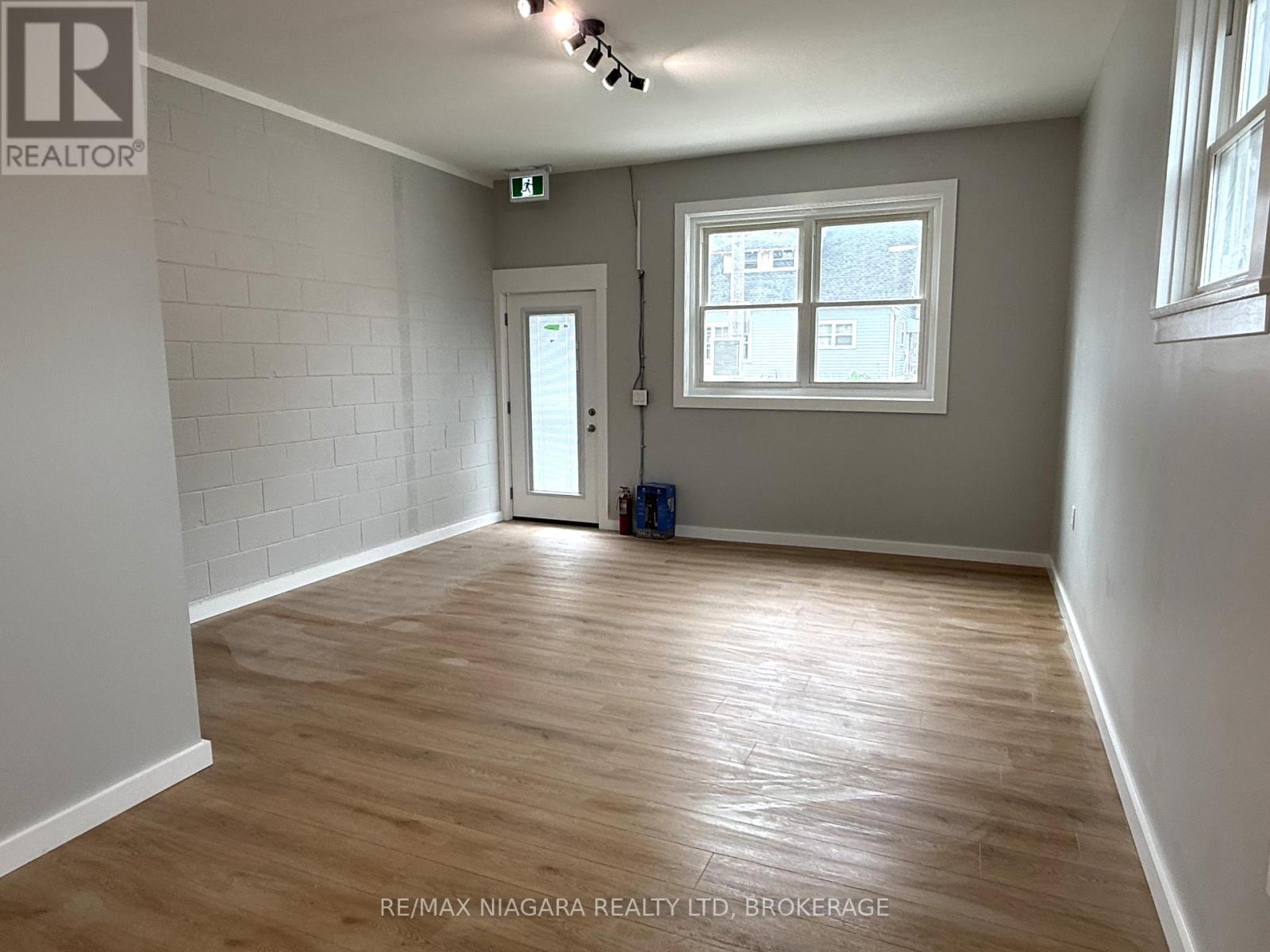 214 Jarvis Street, Fort Erie, Ontario  L2A 2S5 - Photo 7 - X12346207