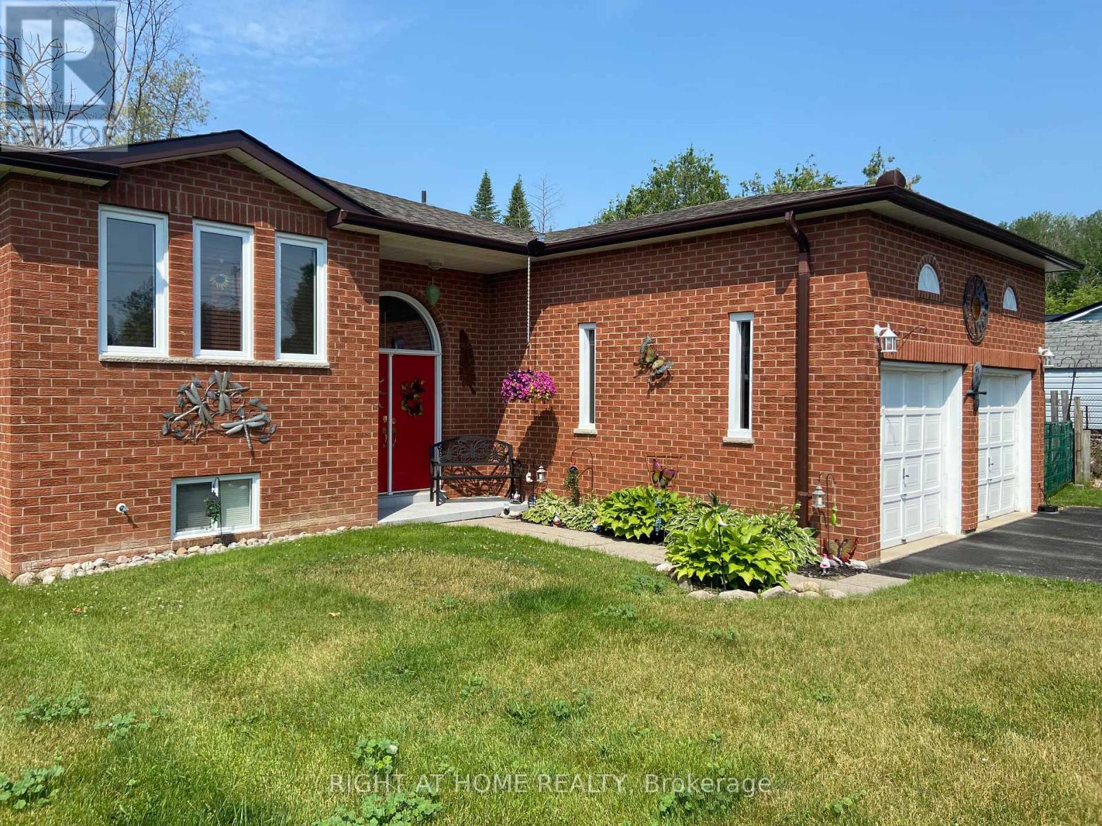 4 Campbell Avenue, Oro-Medonte, Ontario  L0L 1T0 - Photo 1 - S12346144