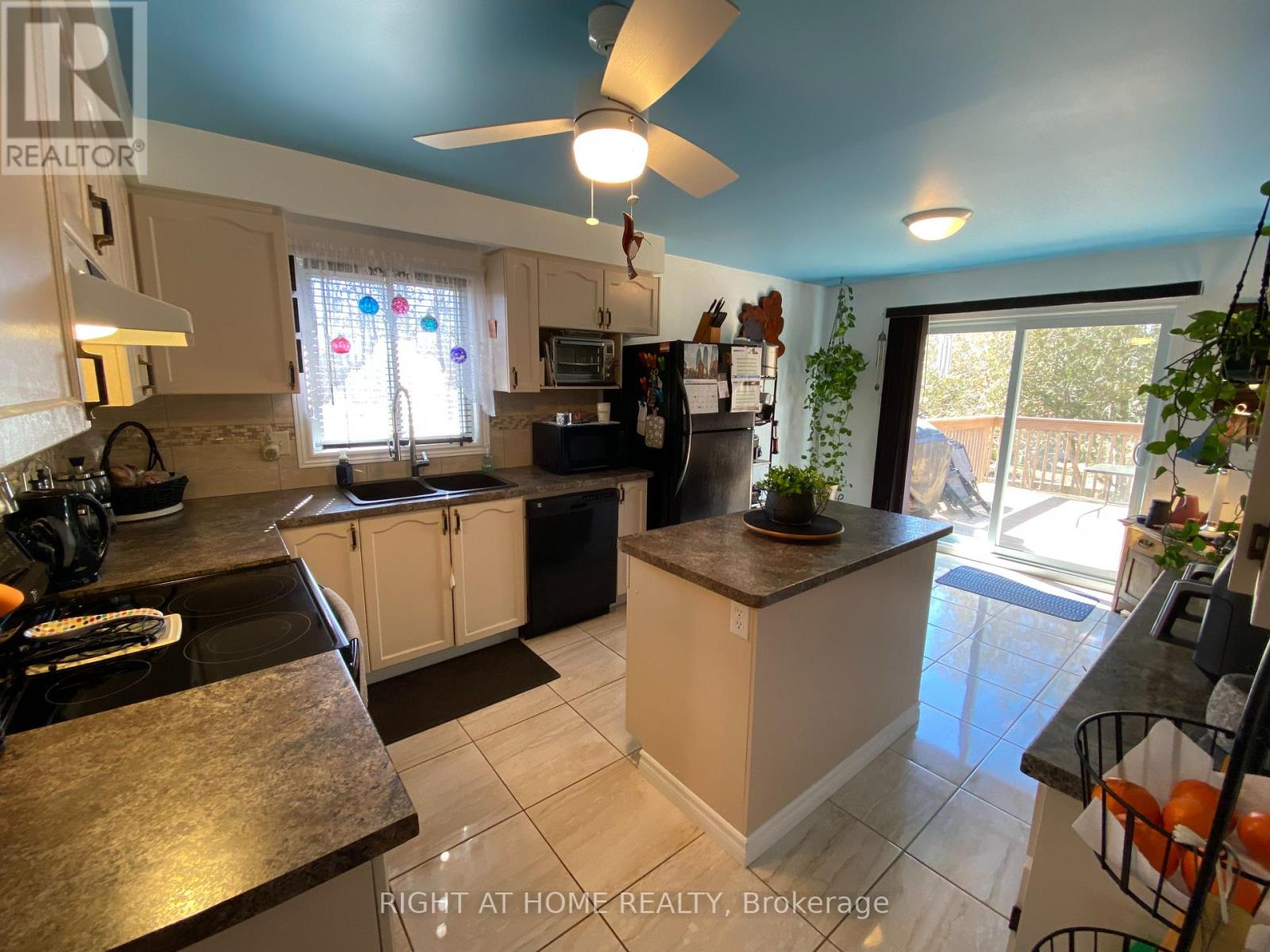 4 Campbell Avenue, Oro-Medonte, Ontario  L0L 1T0 - Photo 2 - S12346144