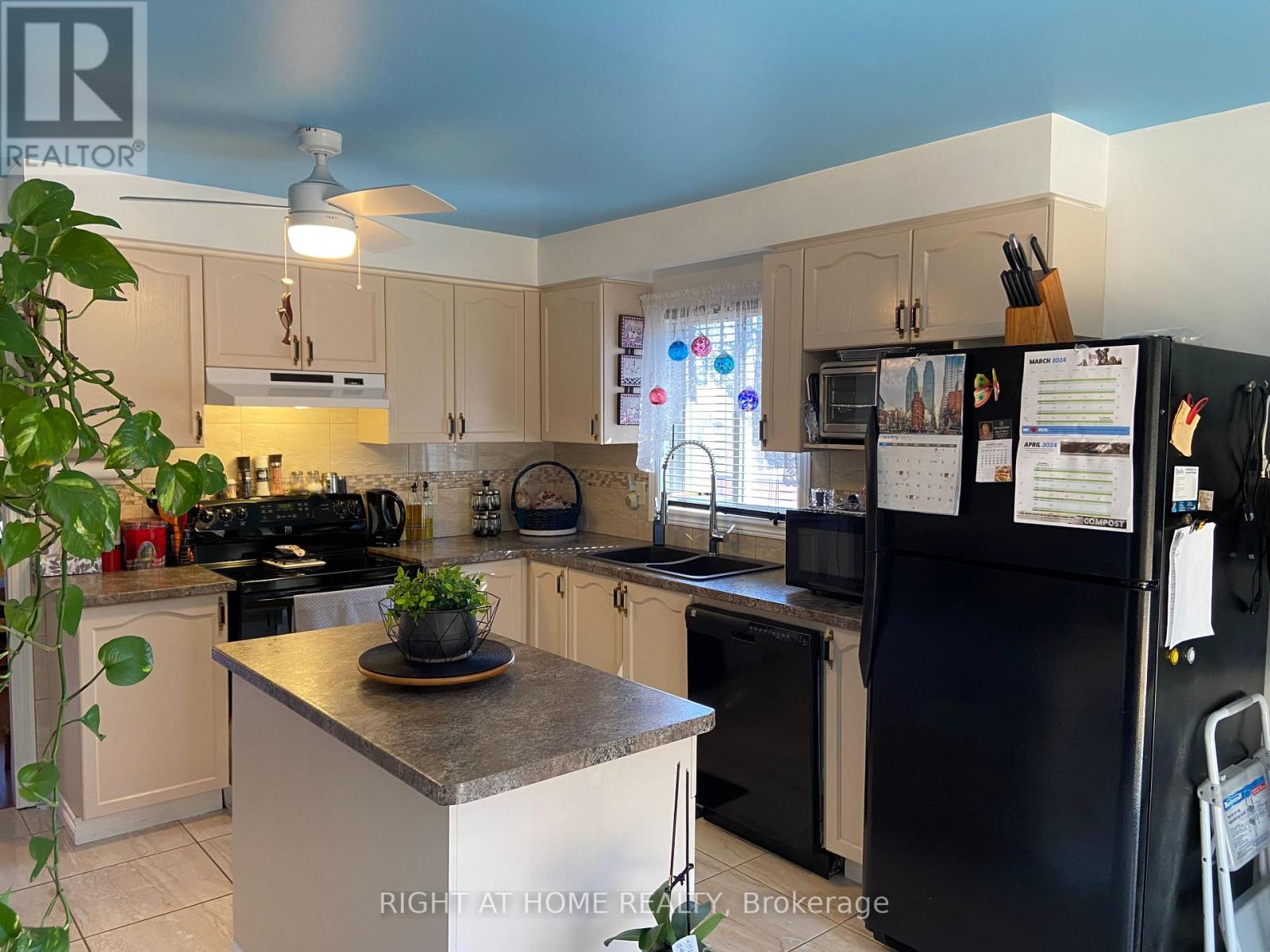 4 Campbell Avenue, Oro-Medonte, Ontario  L0L 1T0 - Photo 3 - S12346144