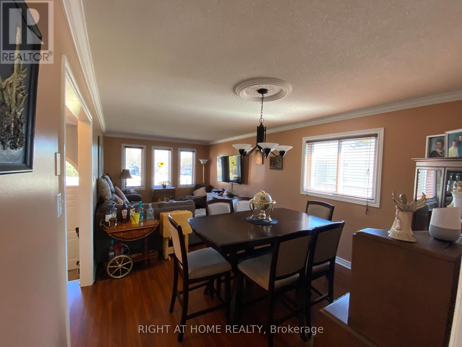 4 Campbell Avenue, Oro-Medonte, Ontario  L0L 1T0 - Photo 5 - S12346144