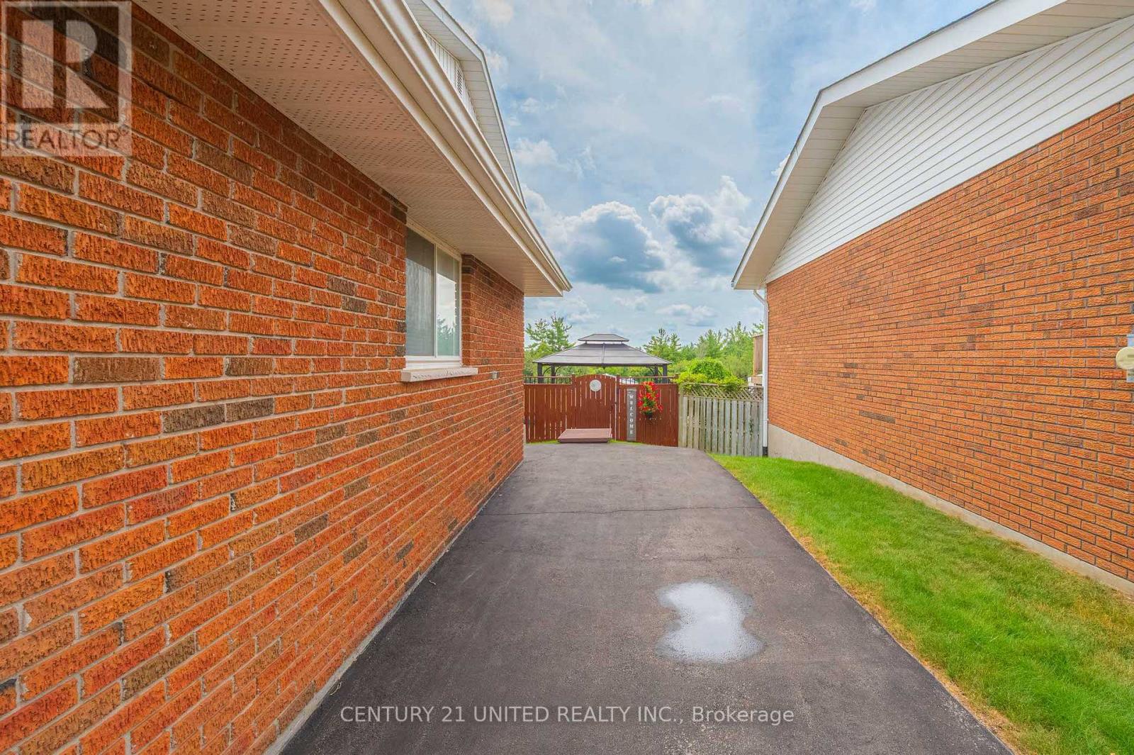 7 Bayleaf Court, Peterborough West, Ontario  K9K 1A2 - Photo 4 - X12346231