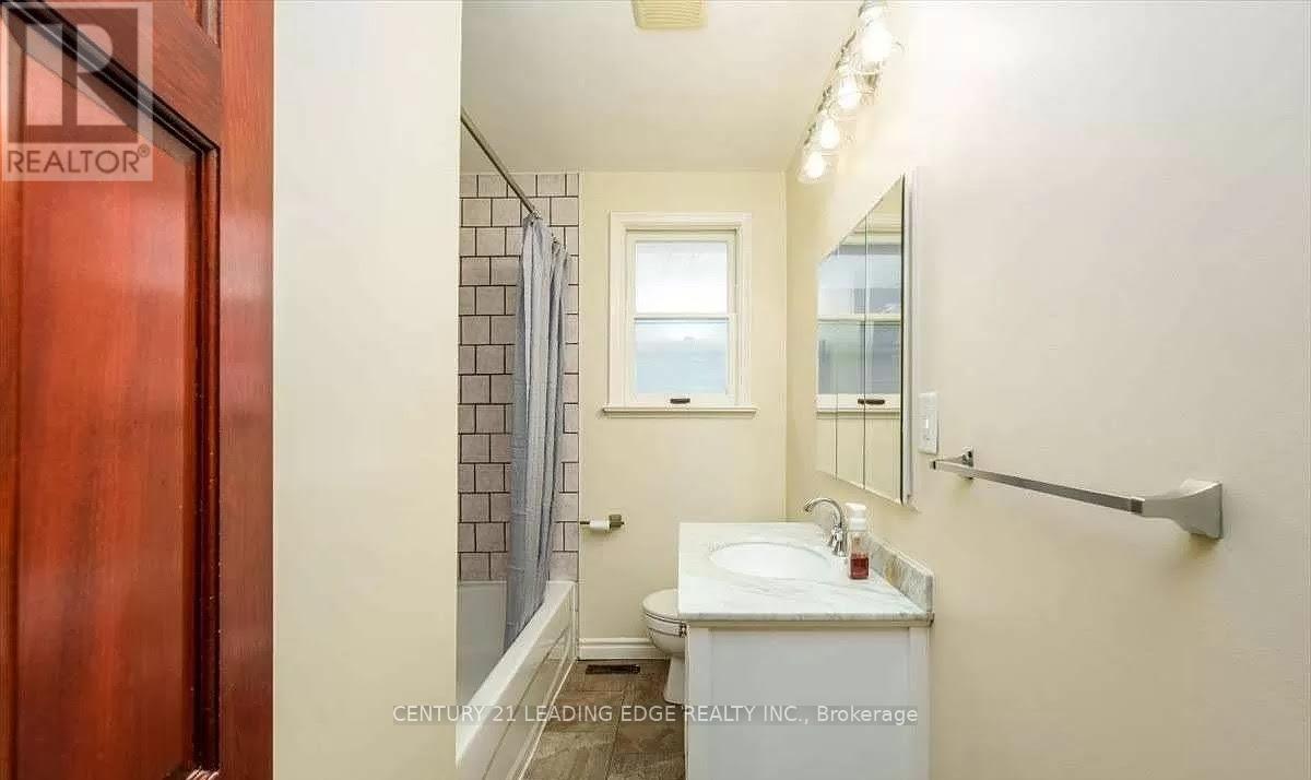 20407 Leslie Street, East Gwillimbury, Ontario  L0G 1R0 - Photo 3 - N12346152