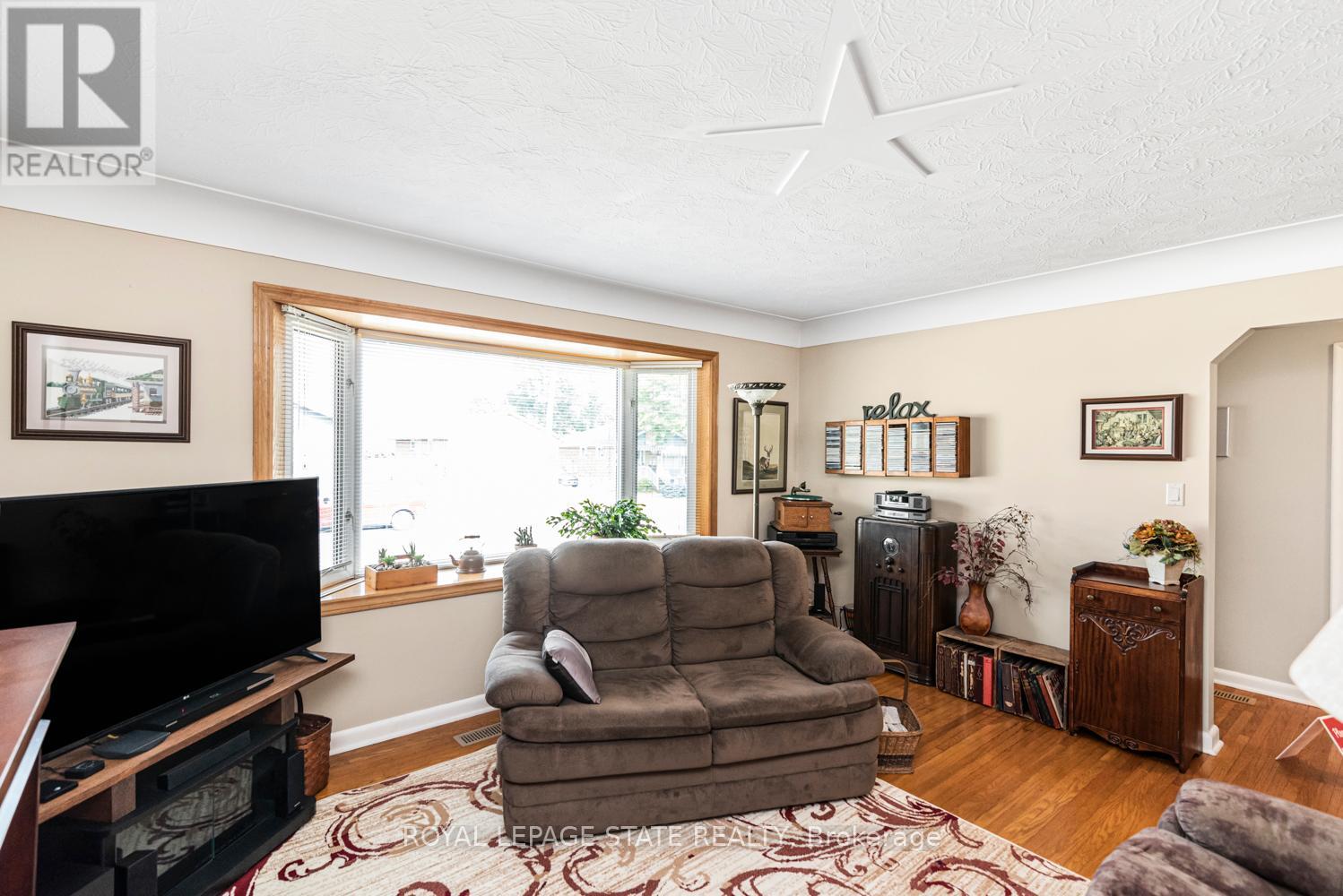 321 East 15th Street, Hamilton (Hill Park), Ontario  L9A 4G6 - Photo 6 - X12346206