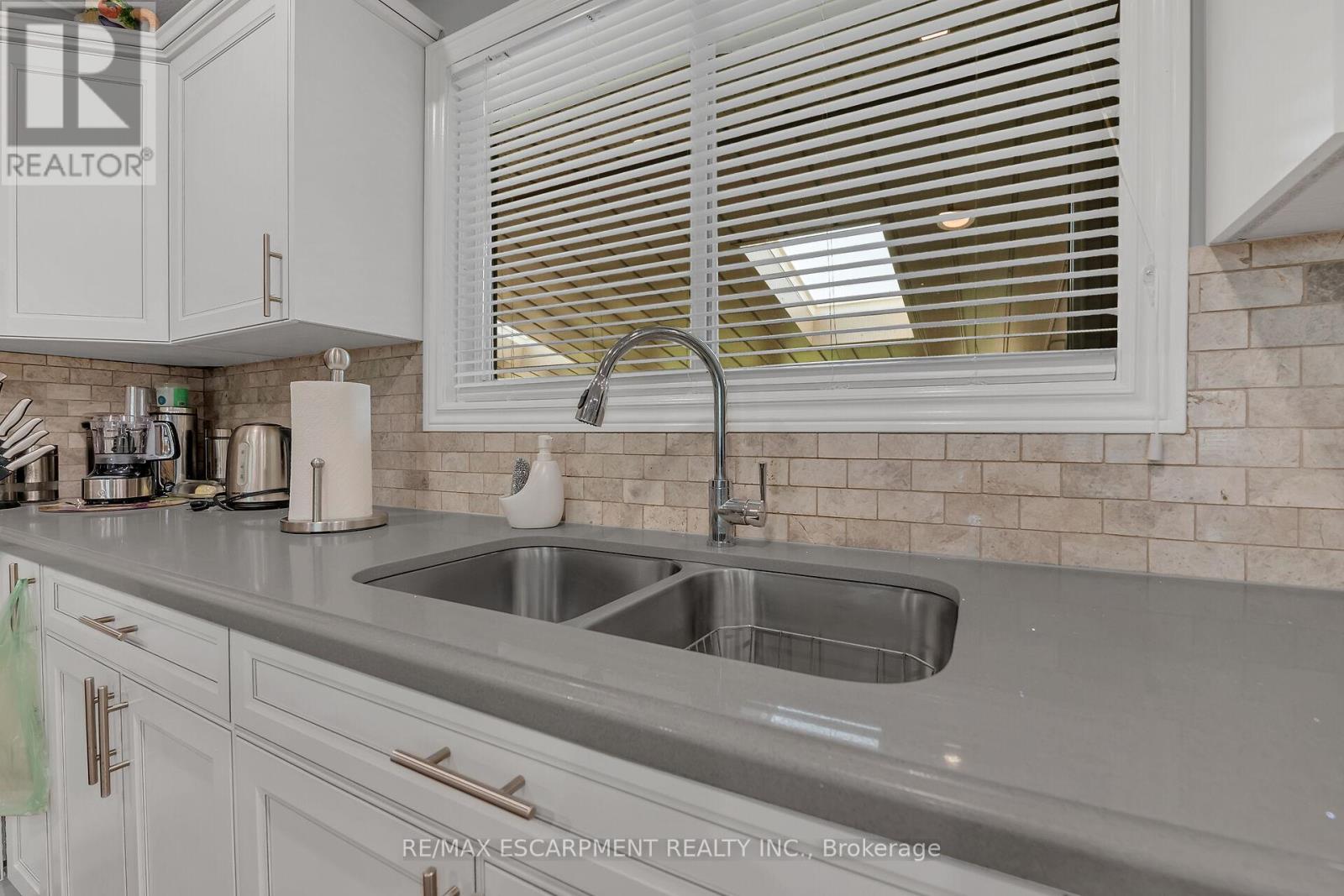 982 Highland Road E, Hamilton (Stoney Creek), Ontario  L8J 3G9 - Photo 12 - X12346302