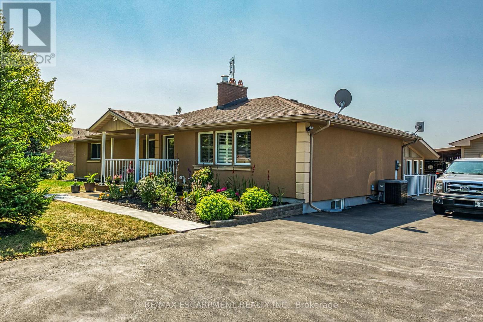982 Highland Road E, Hamilton (Stoney Creek), Ontario  L8J 3G9 - Photo 2 - X12346302