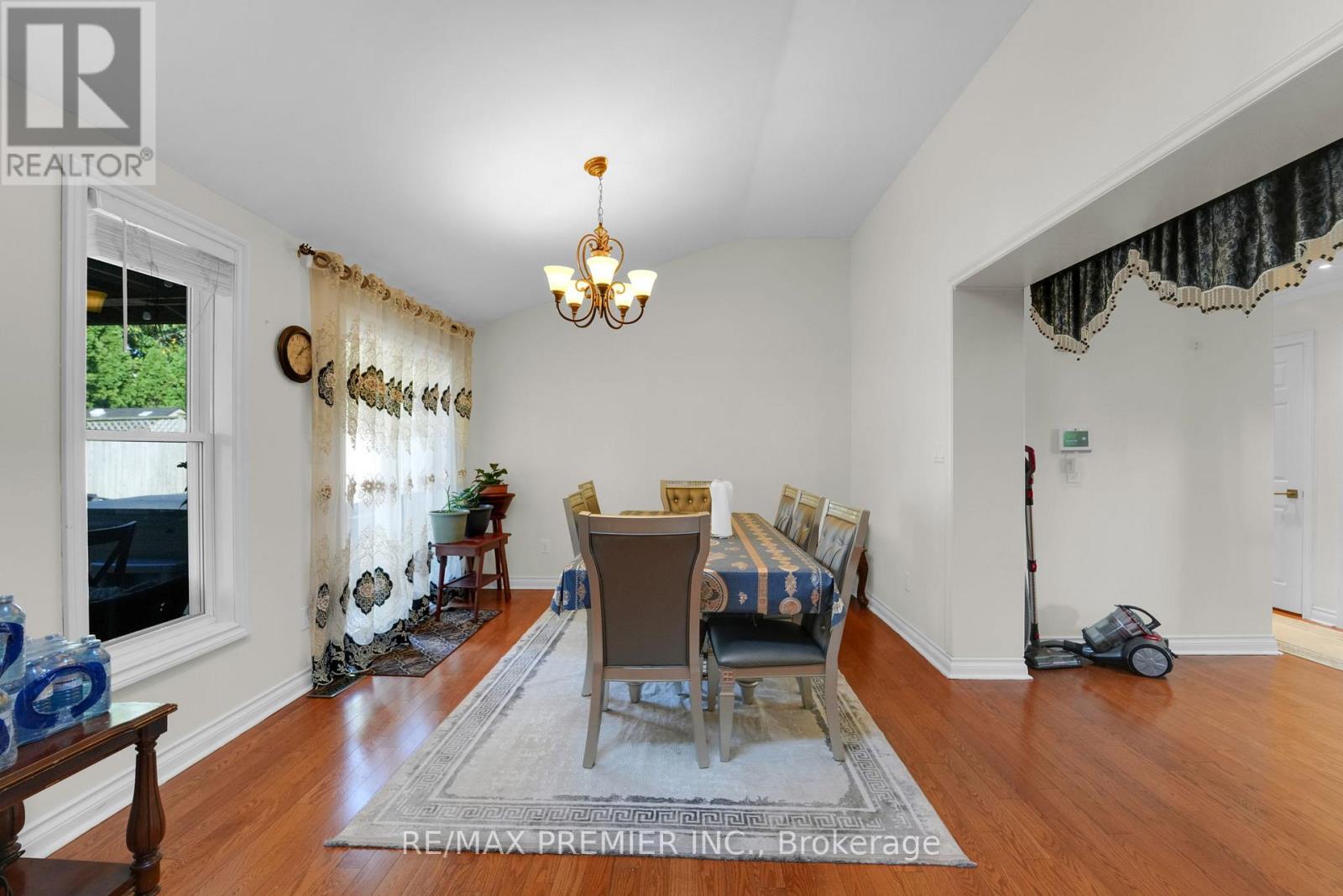 12 The Meadows, St. Catharines (Lakeport), Ontario  L2N 7K7 - Photo 11 - X12346306