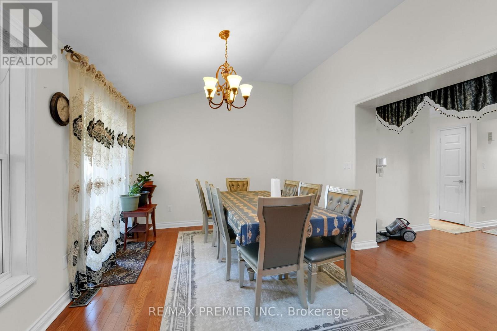 12 The Meadows, St. Catharines (Lakeport), Ontario  L2N 7K7 - Photo 12 - X12346306