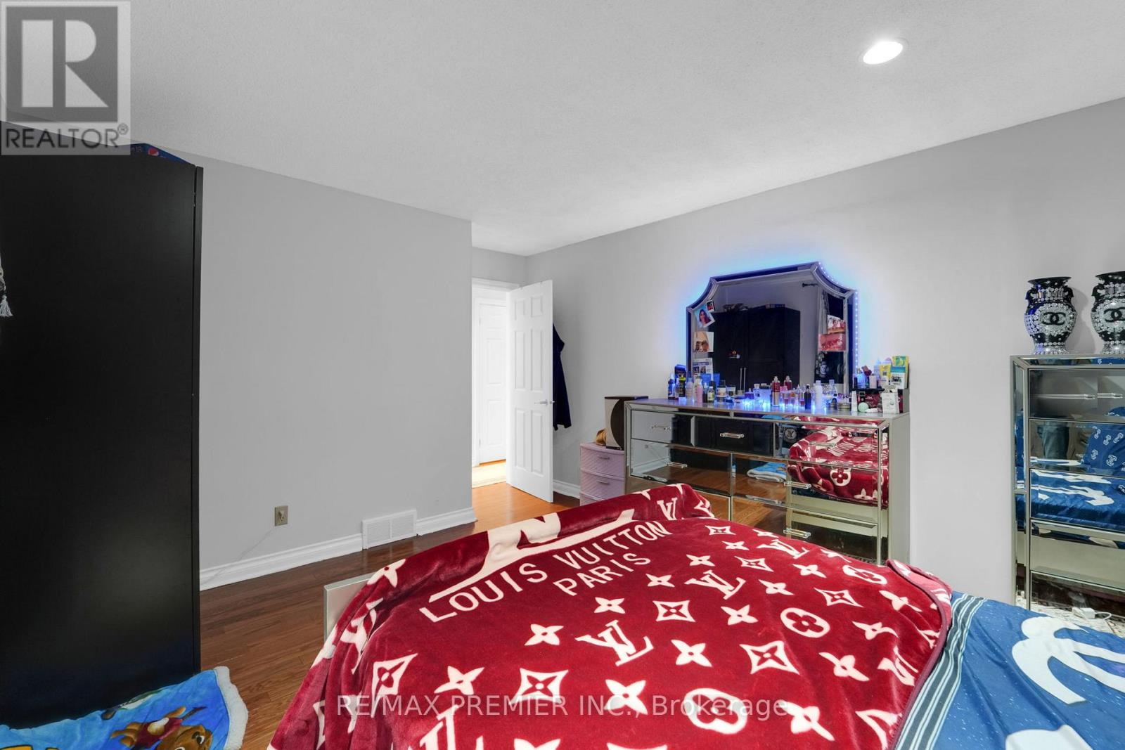 12 The Meadows, St. Catharines (Lakeport), Ontario  L2N 7K7 - Photo 16 - X12346306