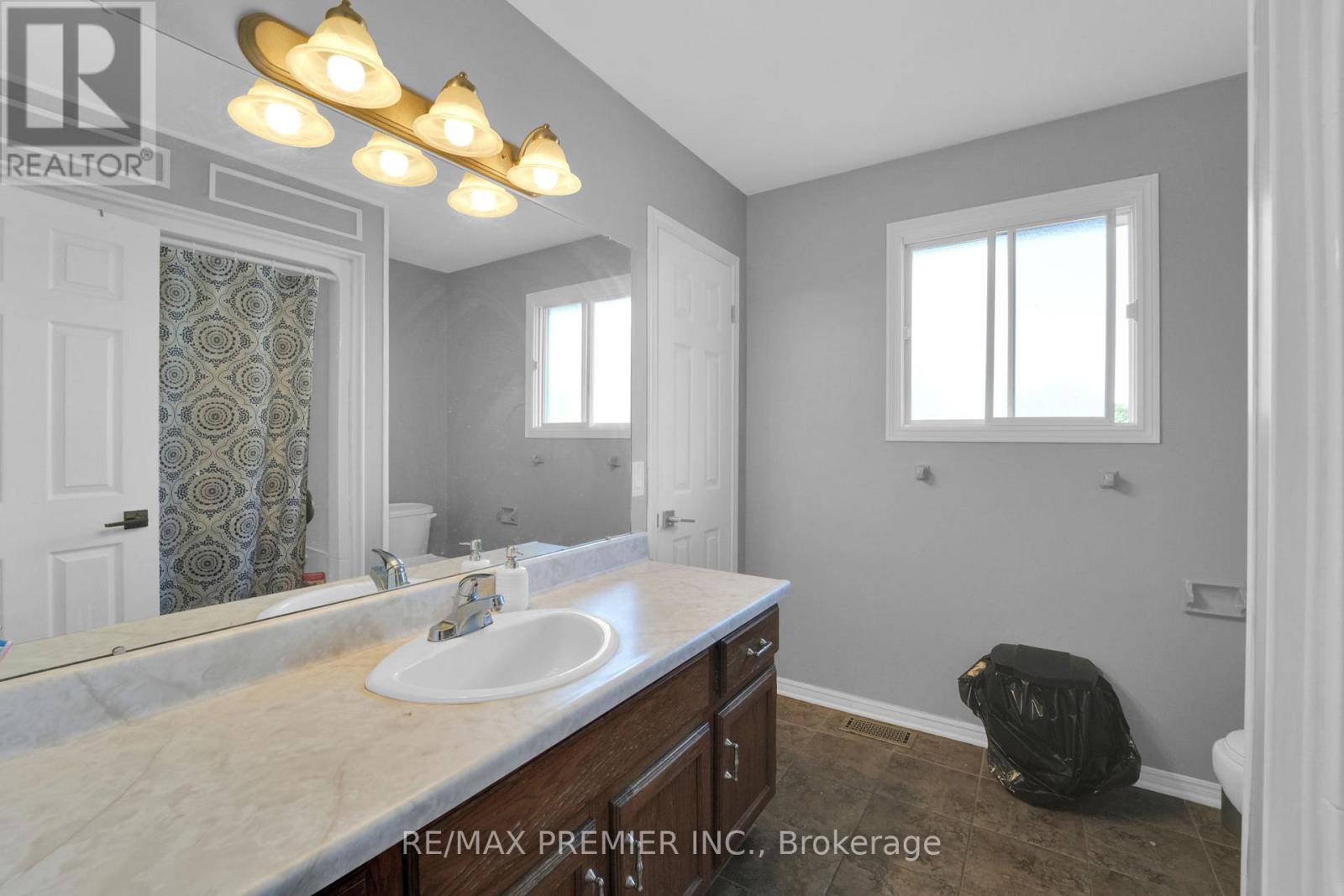 12 The Meadows, St. Catharines (Lakeport), Ontario  L2N 7K7 - Photo 19 - X12346306