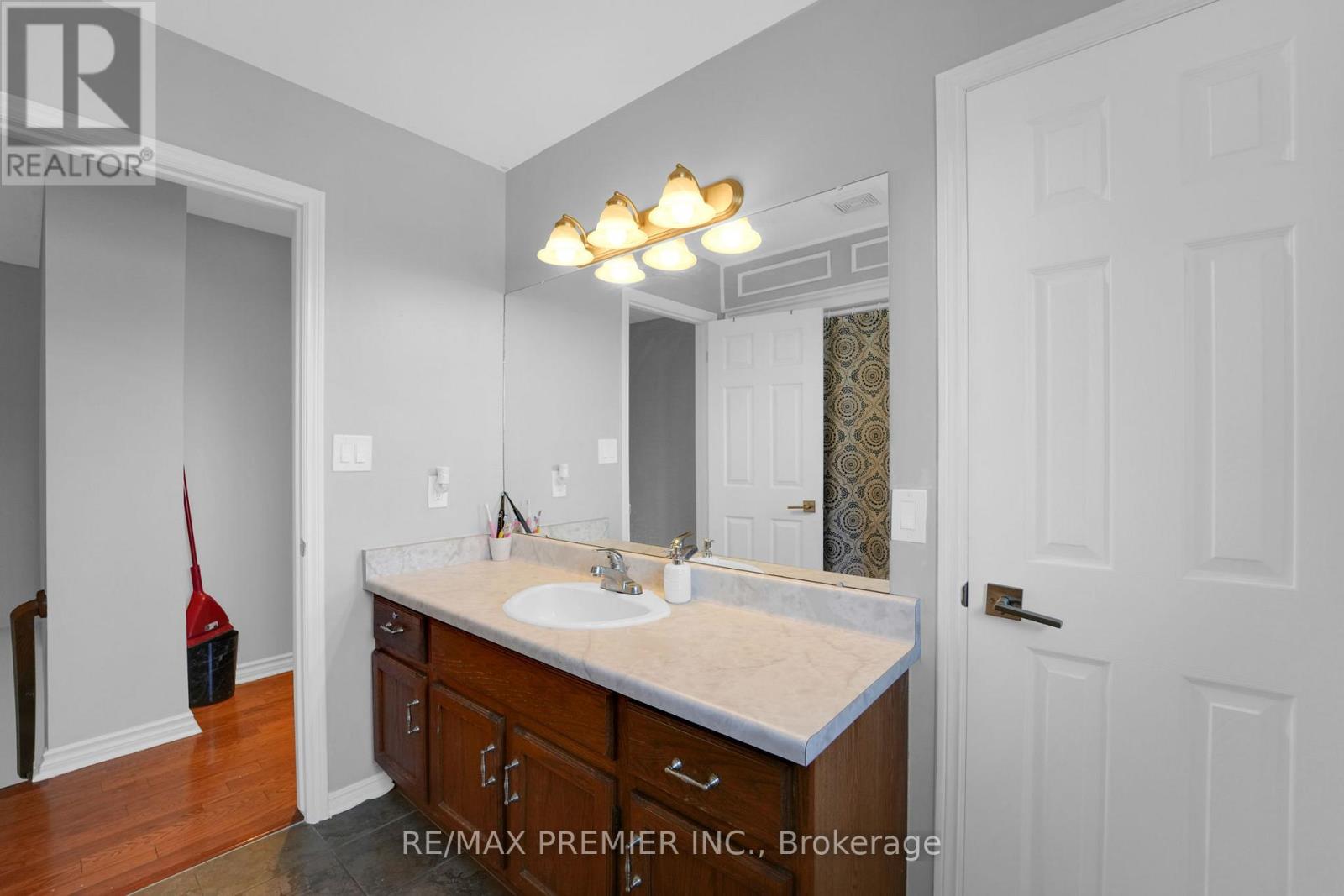 12 The Meadows, St. Catharines (Lakeport), Ontario  L2N 7K7 - Photo 20 - X12346306