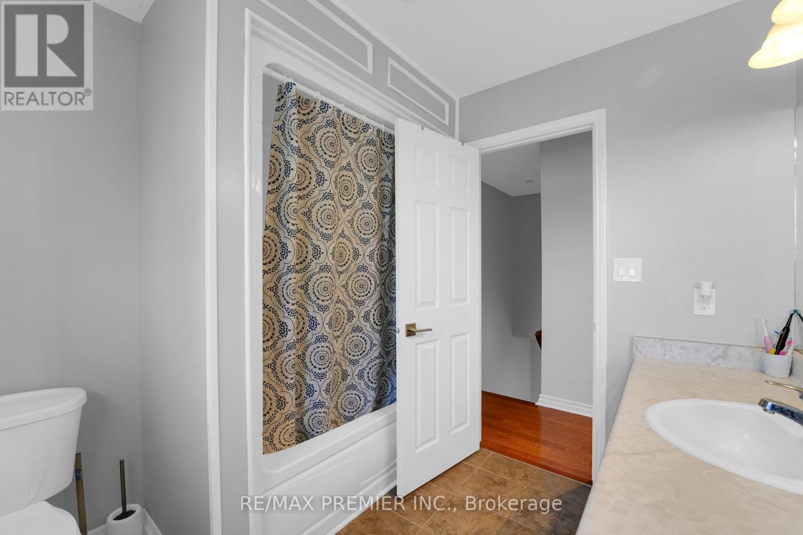 12 The Meadows, St. Catharines (Lakeport), Ontario  L2N 7K7 - Photo 21 - X12346306