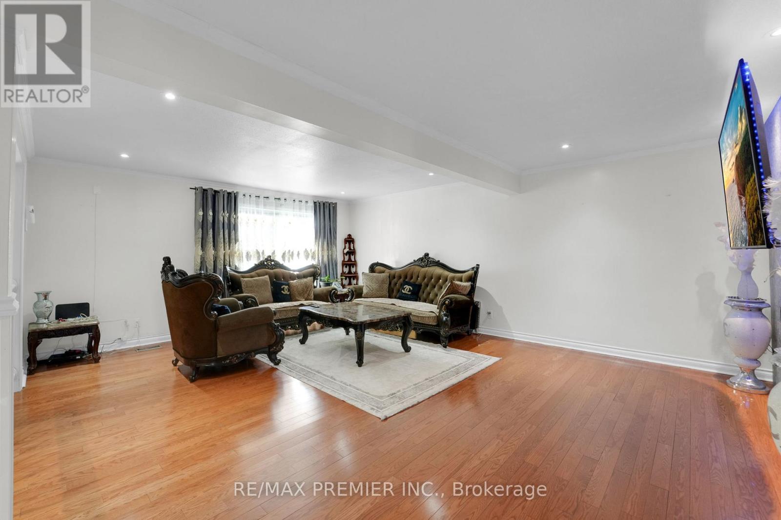 Property at 12 THE MEADOWS image 5