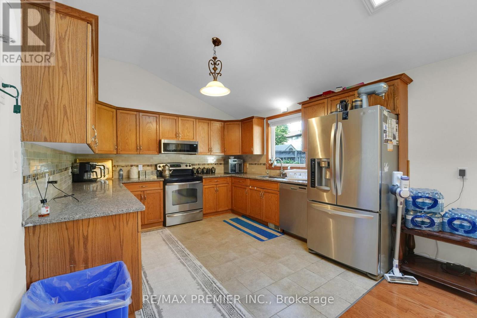 12 The Meadows, St. Catharines (Lakeport), Ontario  L2N 7K7 - Photo 8 - X12346306