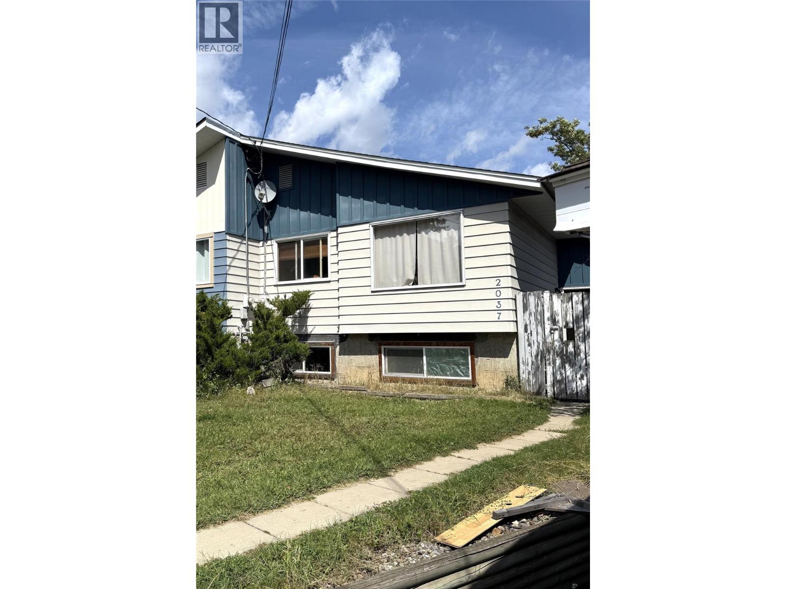 2037 Alder Street, Elkford, British Columbia  V0B 1H0 - Photo 2 - 10359489