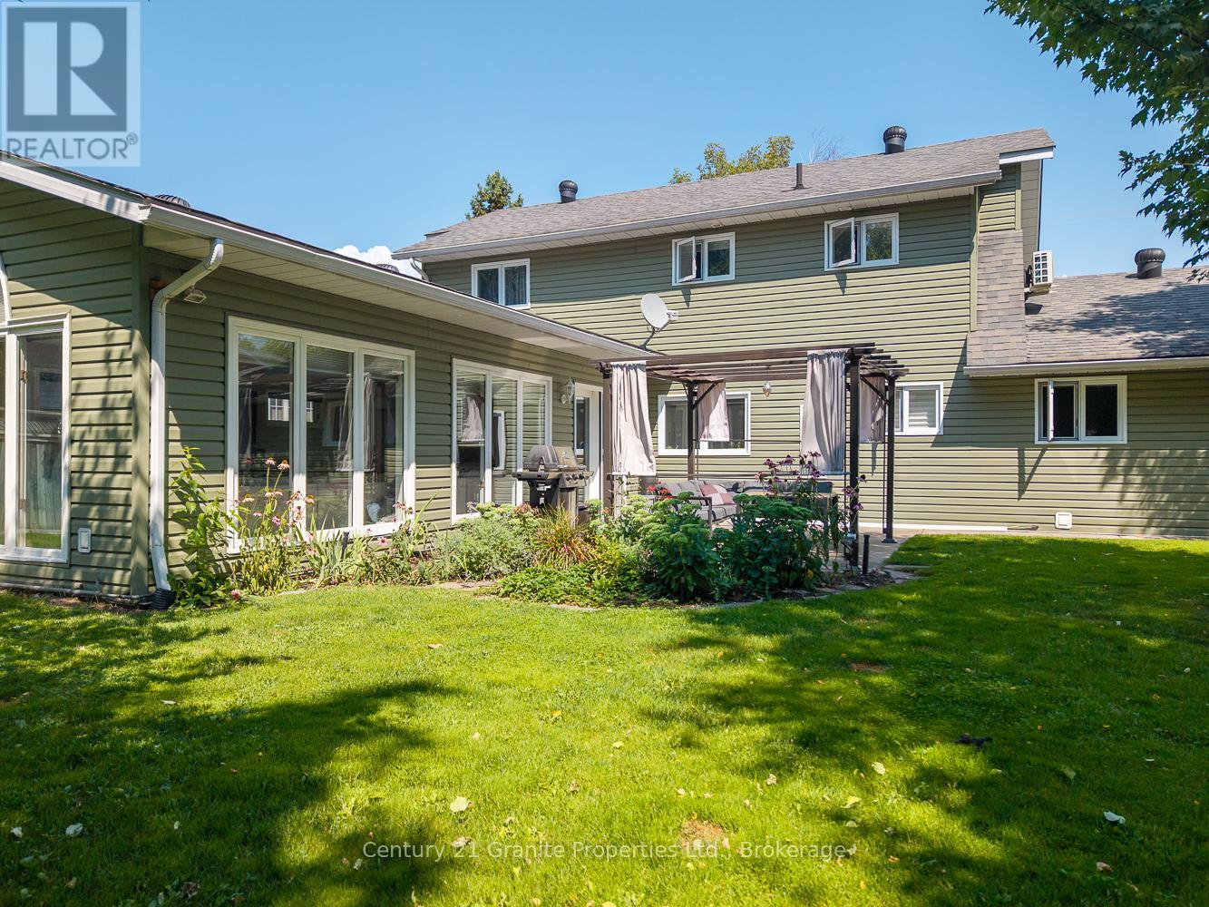 7 Tudhope Street, Parry Sound, Ontario  P2A 2H9 - Photo 10 - X12346535