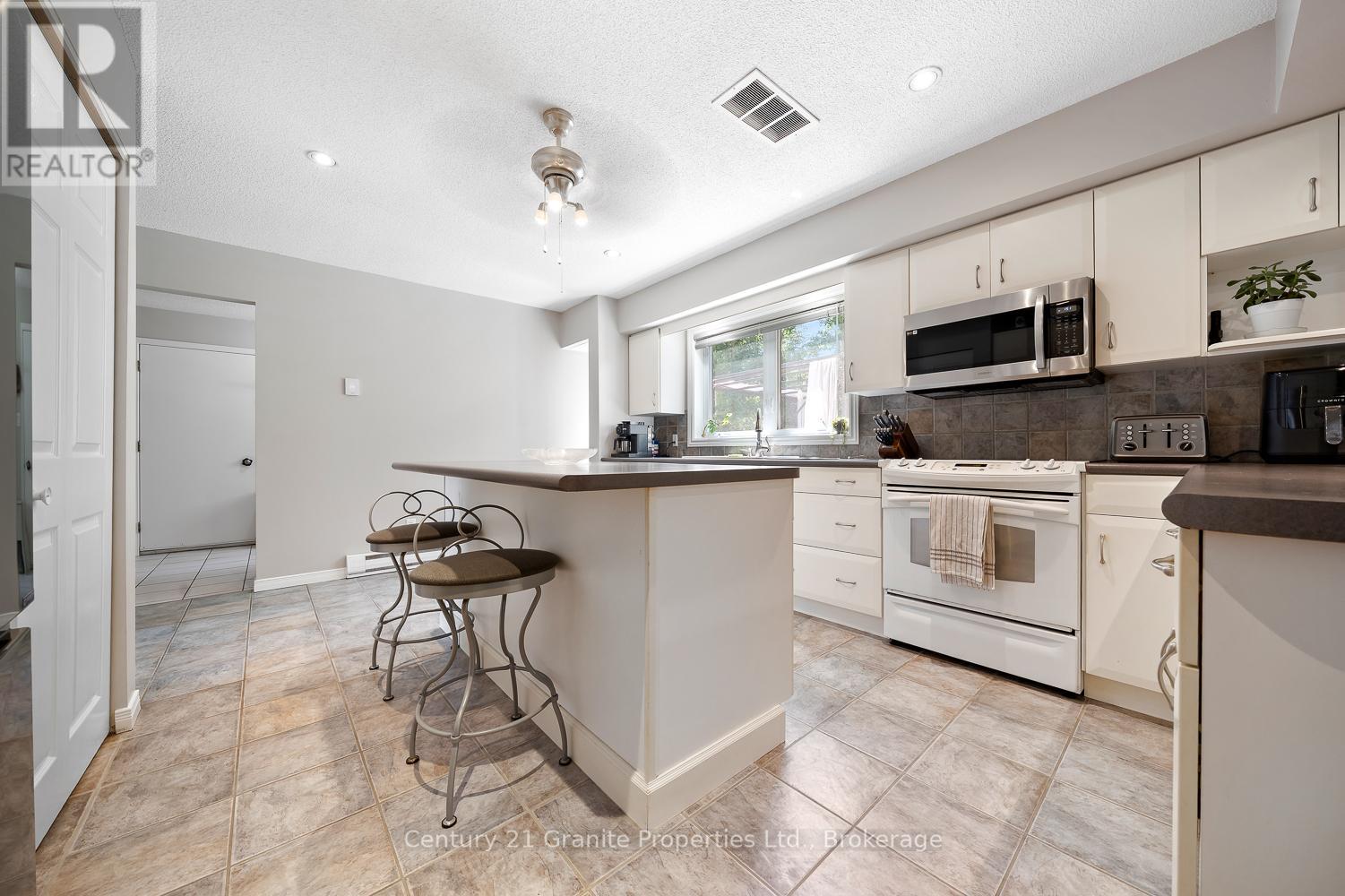7 Tudhope Street, Parry Sound, Ontario  P2A 2H9 - Photo 22 - X12346535