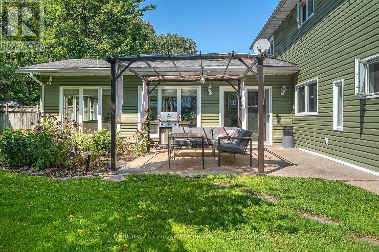 7 Tudhope Street, Parry Sound, Ontario  P2A 2H9 - Photo 3 - X12346535