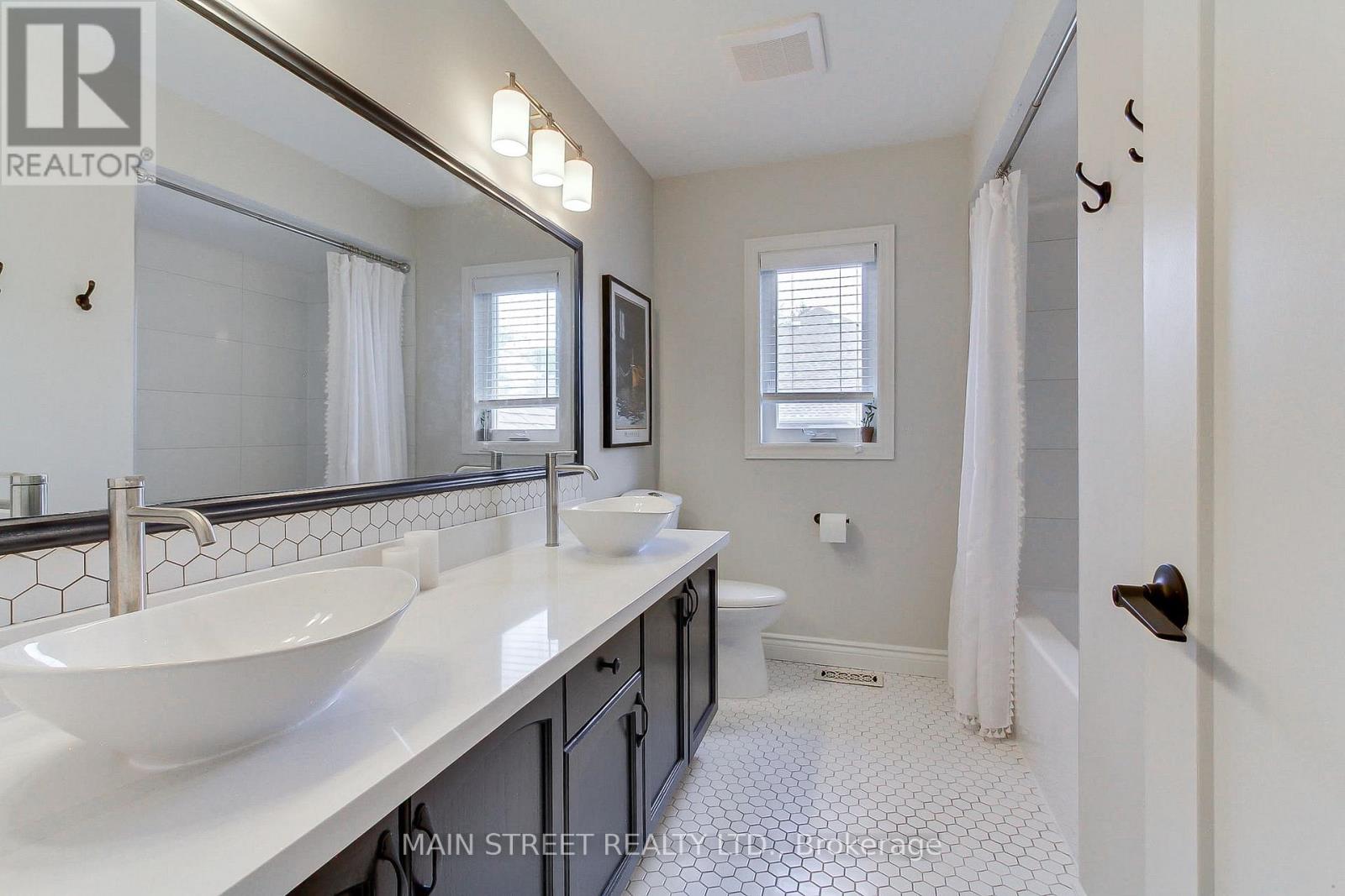 2 Bombay Court, Richmond Hill, Ontario  L4E 3L4 - Photo 26 - N12346470