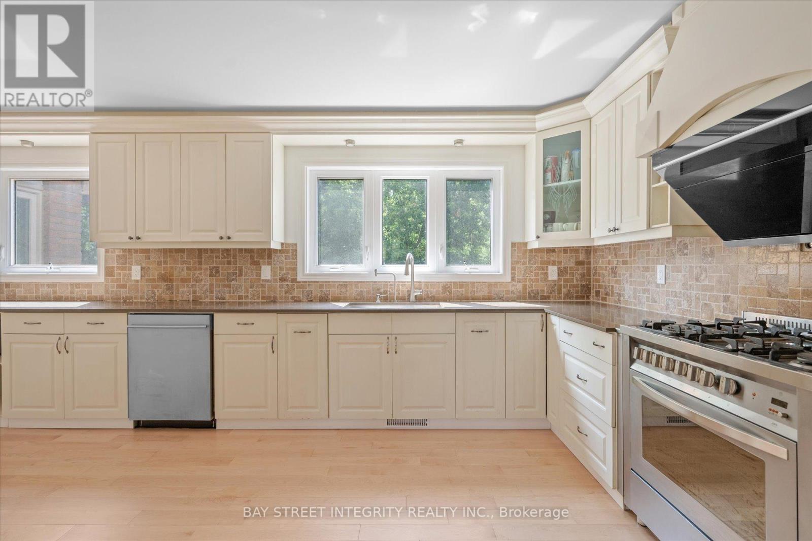197 Garden Avenue, Richmond Hill, Ontario  L4C 6L8 - Photo 12 - N12346519