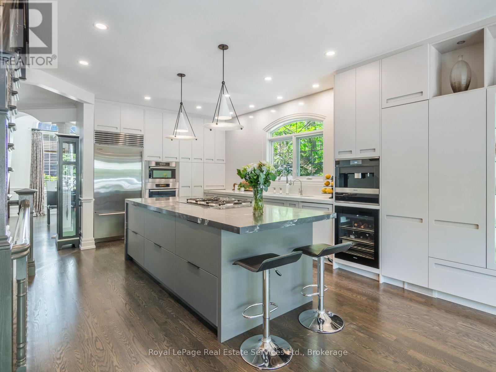 235 Lakewood Drive, Oakville, Ontario  L6K 1B3 - Photo 12 - W12346602