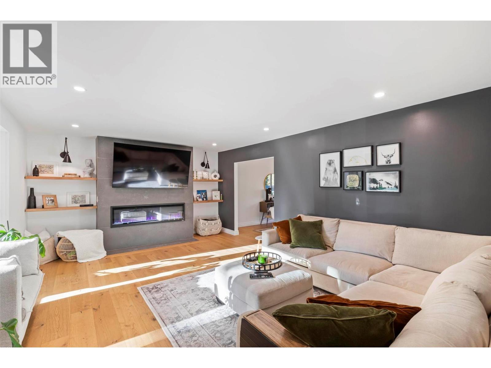 Property at 4540 Lakeshore Road image 2