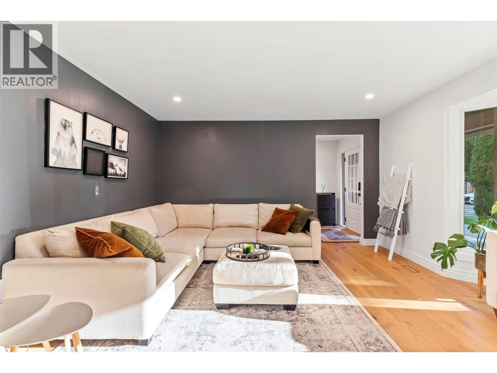 Property at 4540 Lakeshore Road image 3