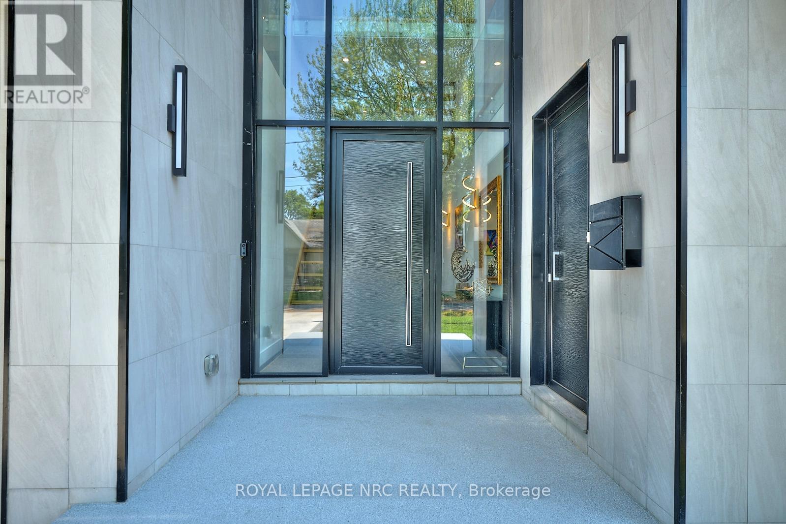 10 Pawling Street, St. Catharines, Ontario  L2N 5M2 - Photo 4 - X12232214
