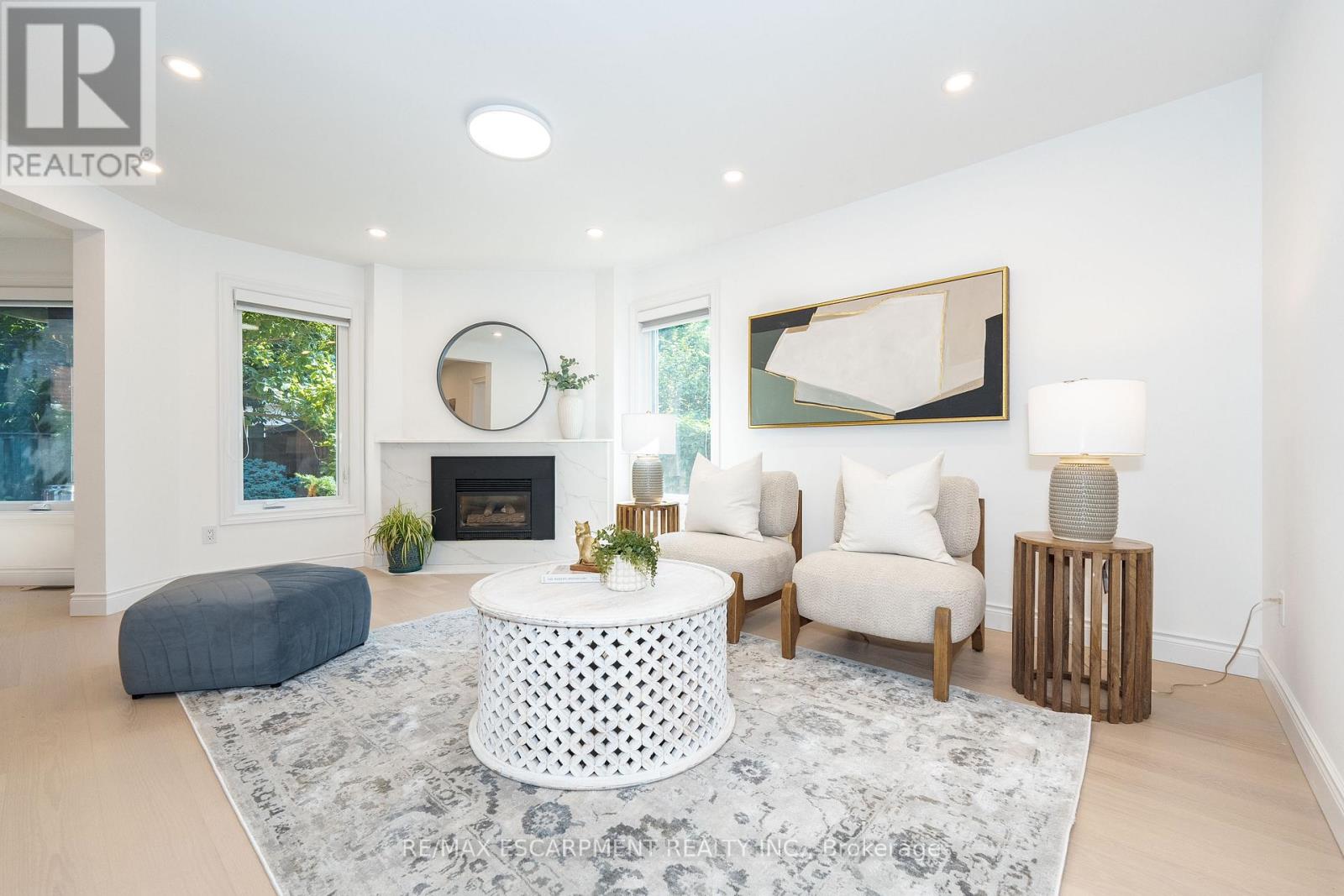 327 Northwood Drive, Oakville (Ga Glen Abbey), Ontario  L6M 1M8 - Photo 1 - W12346653