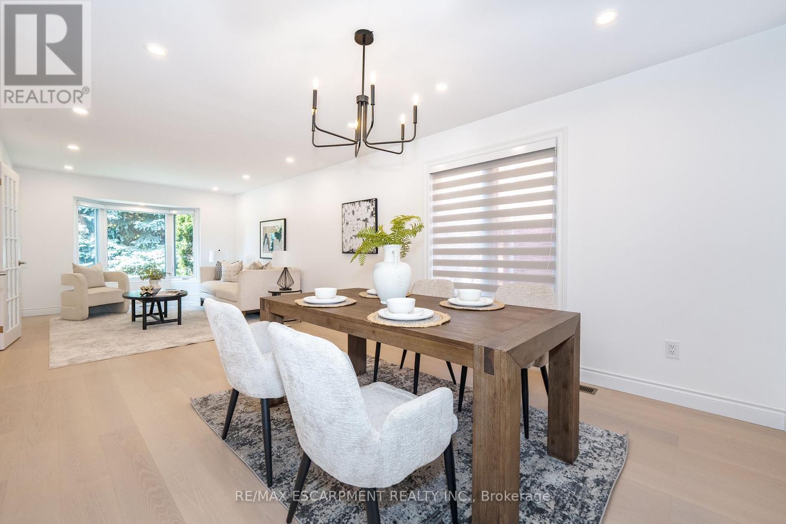 327 Northwood Drive, Oakville (Ga Glen Abbey), Ontario  L6M 1M8 - Photo 10 - W12346653