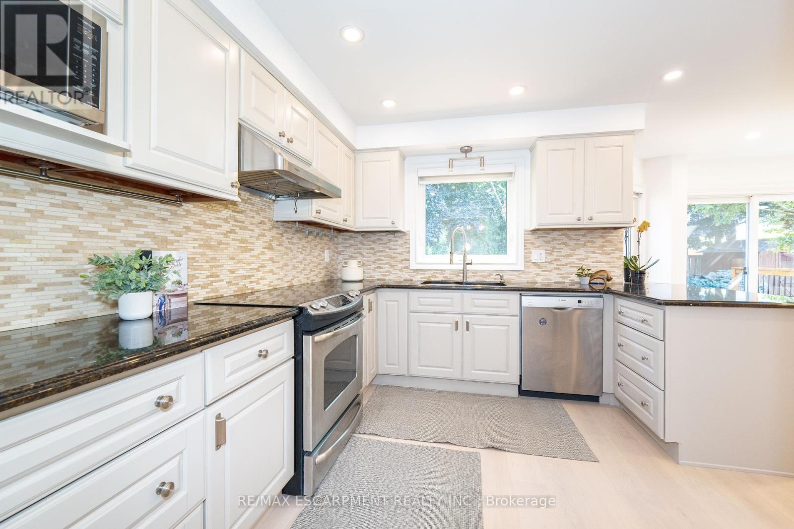 327 Northwood Drive, Oakville (Ga Glen Abbey), Ontario  L6M 1M8 - Photo 11 - W12346653