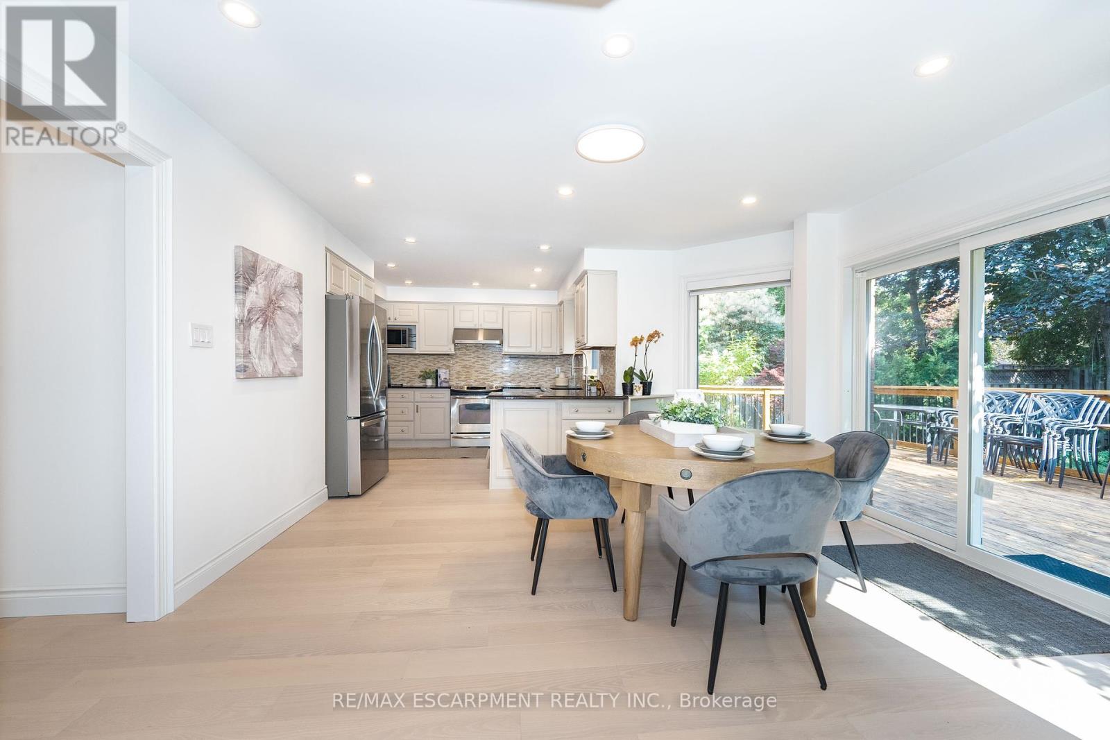 327 Northwood Drive, Oakville (Ga Glen Abbey), Ontario  L6M 1M8 - Photo 14 - W12346653