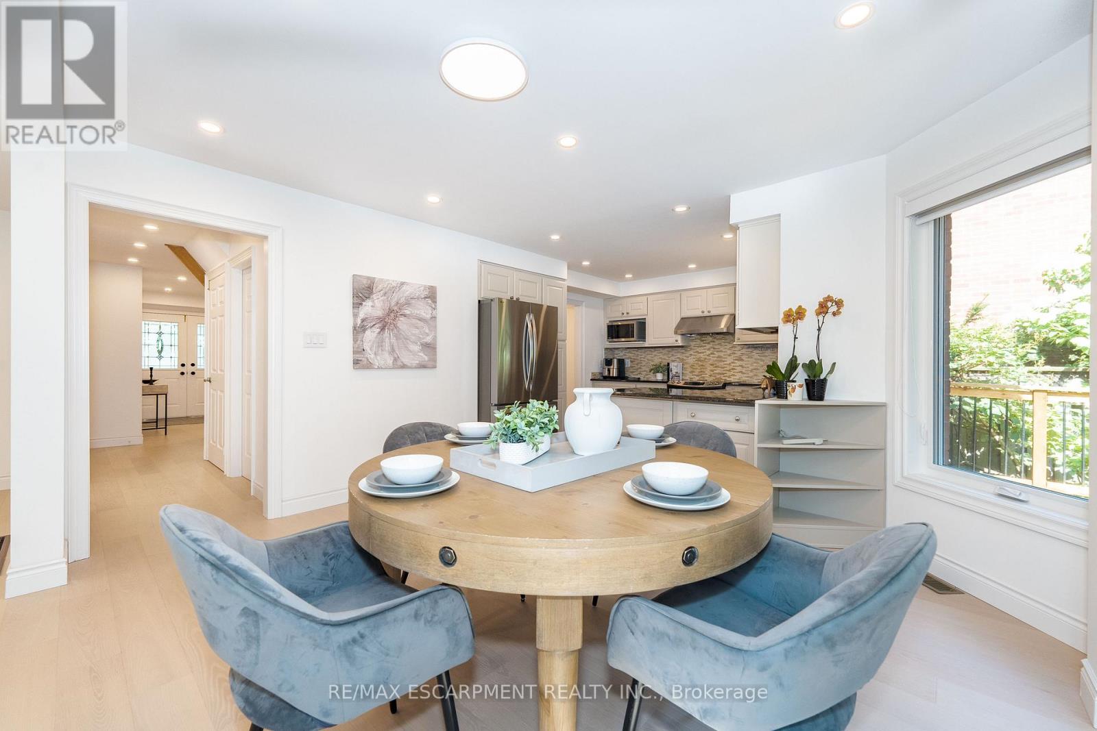 327 Northwood Drive, Oakville (Ga Glen Abbey), Ontario  L6M 1M8 - Photo 15 - W12346653