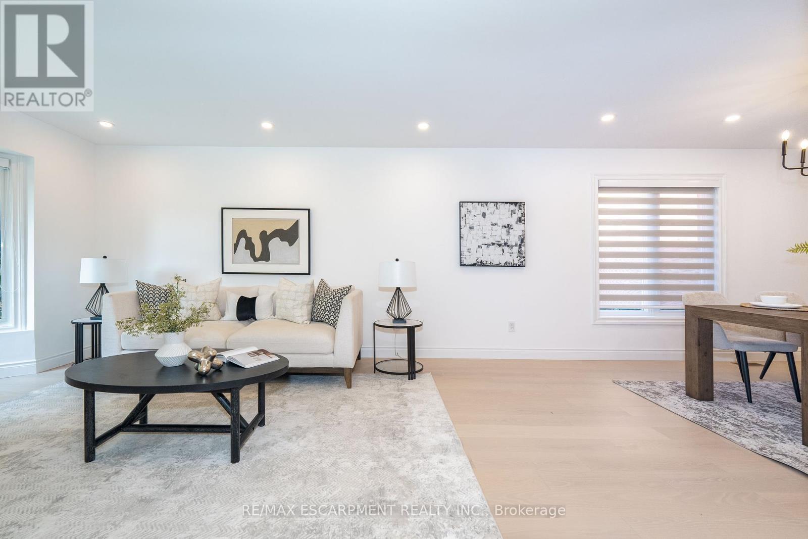 327 Northwood Drive, Oakville (Ga Glen Abbey), Ontario  L6M 1M8 - Photo 6 - W12346653