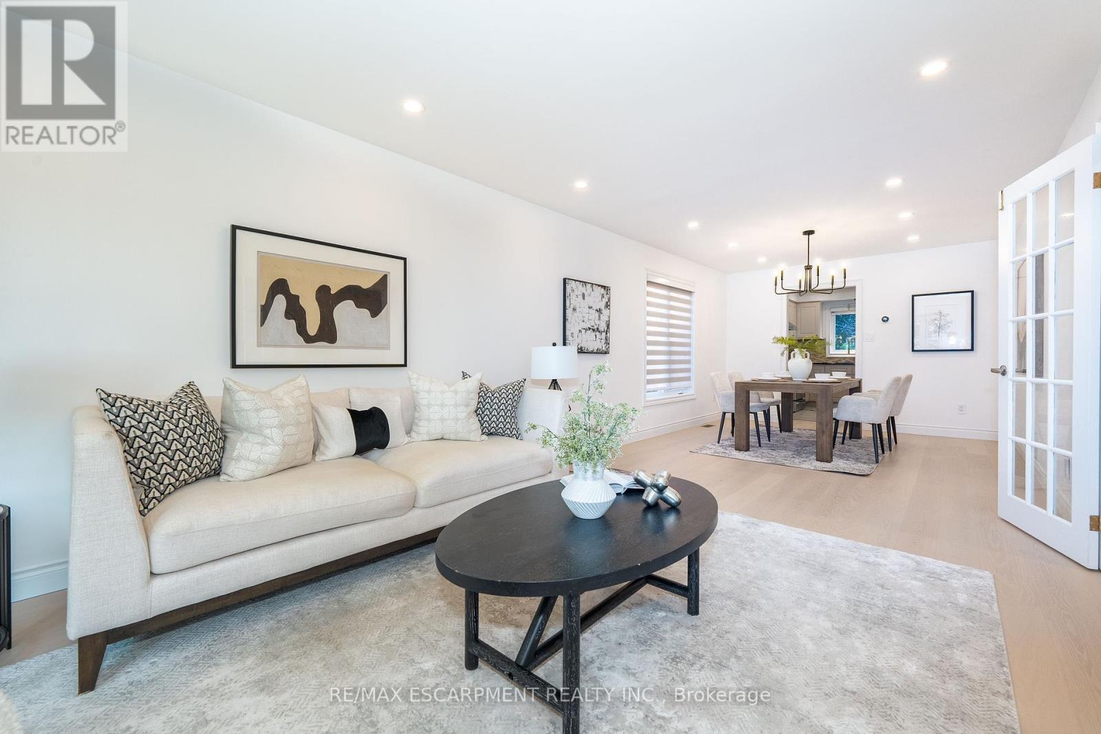 327 Northwood Drive, Oakville (Ga Glen Abbey), Ontario  L6M 1M8 - Photo 7 - W12346653