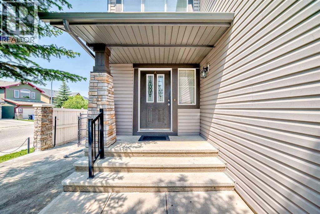 Property at 104 Panamount Terrace NW image 2