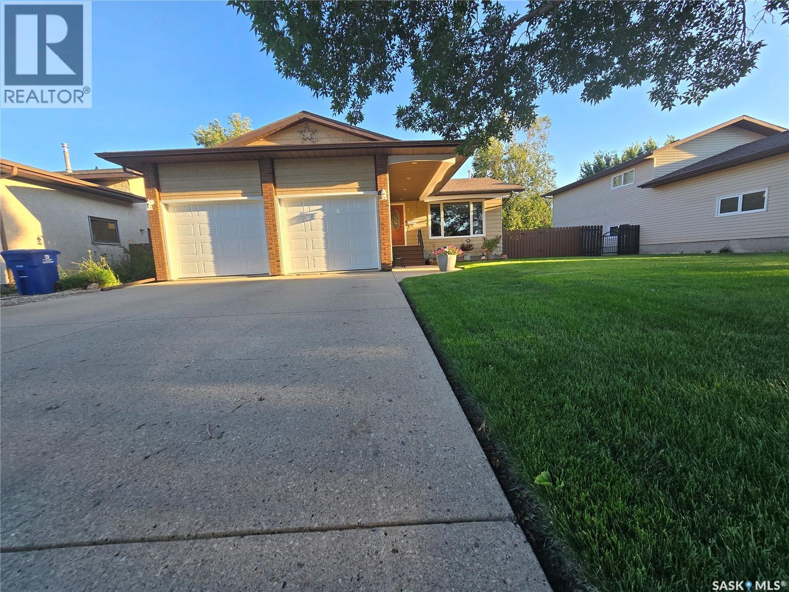 771 Brimacombe Drive, Weyburn, Saskatchewan  S4H 2P7 - Photo 2 - SK015747