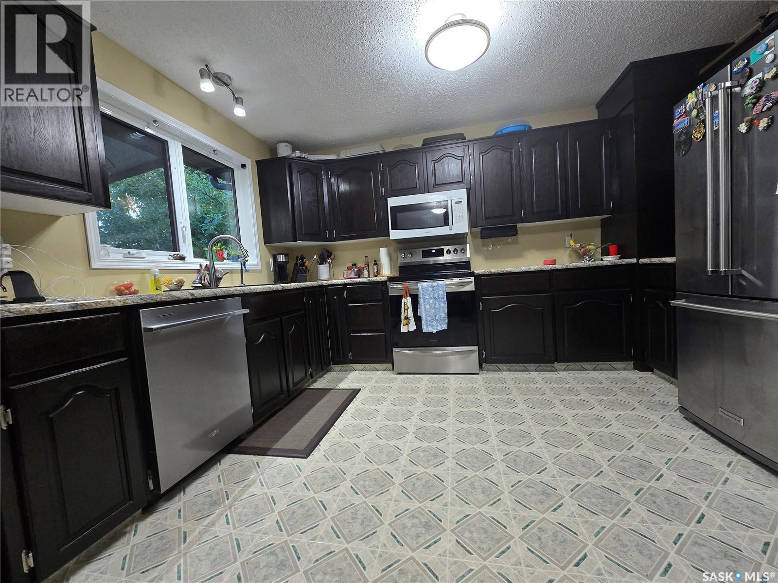 771 Brimacombe Drive, Weyburn, Saskatchewan  S4H 2P7 - Photo 3 - SK015747