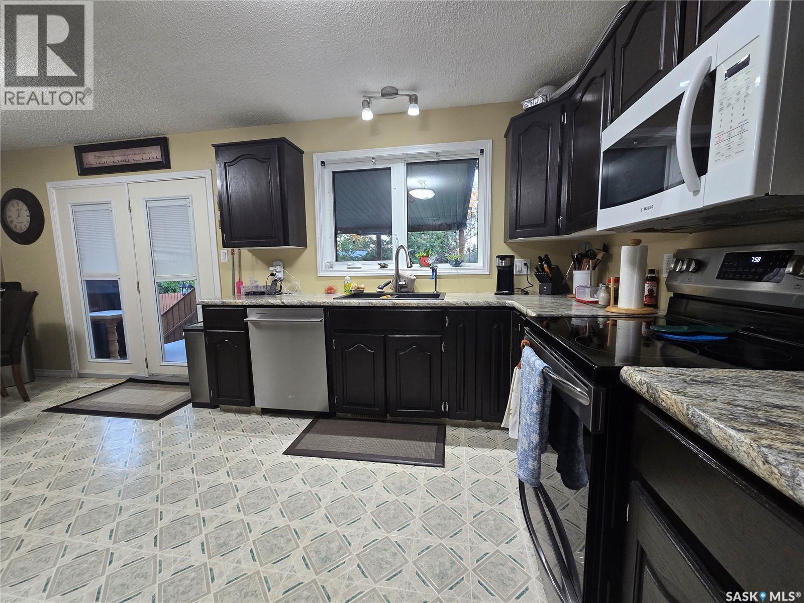 771 Brimacombe Drive, Weyburn, Saskatchewan  S4H 2P7 - Photo 5 - SK015747