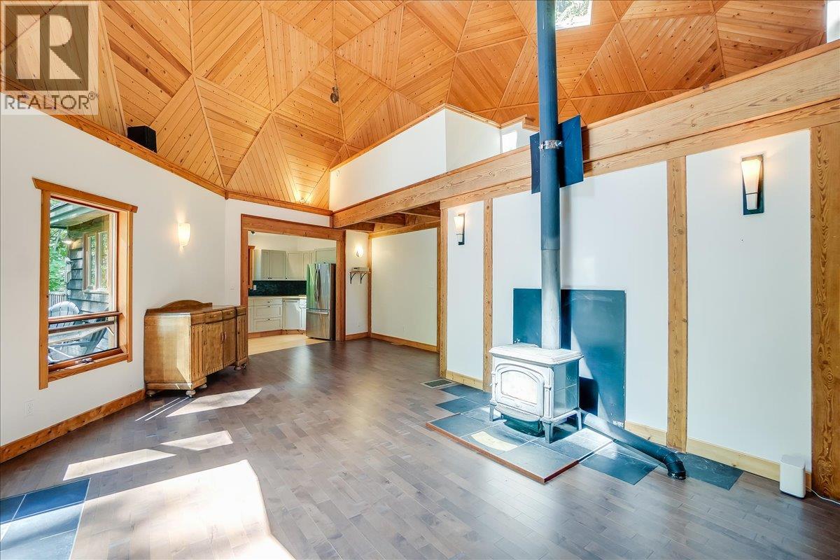 5631 Longbeach Road, Nelson, British Columbia  V1L 6N9 - Photo 6 - 10359069