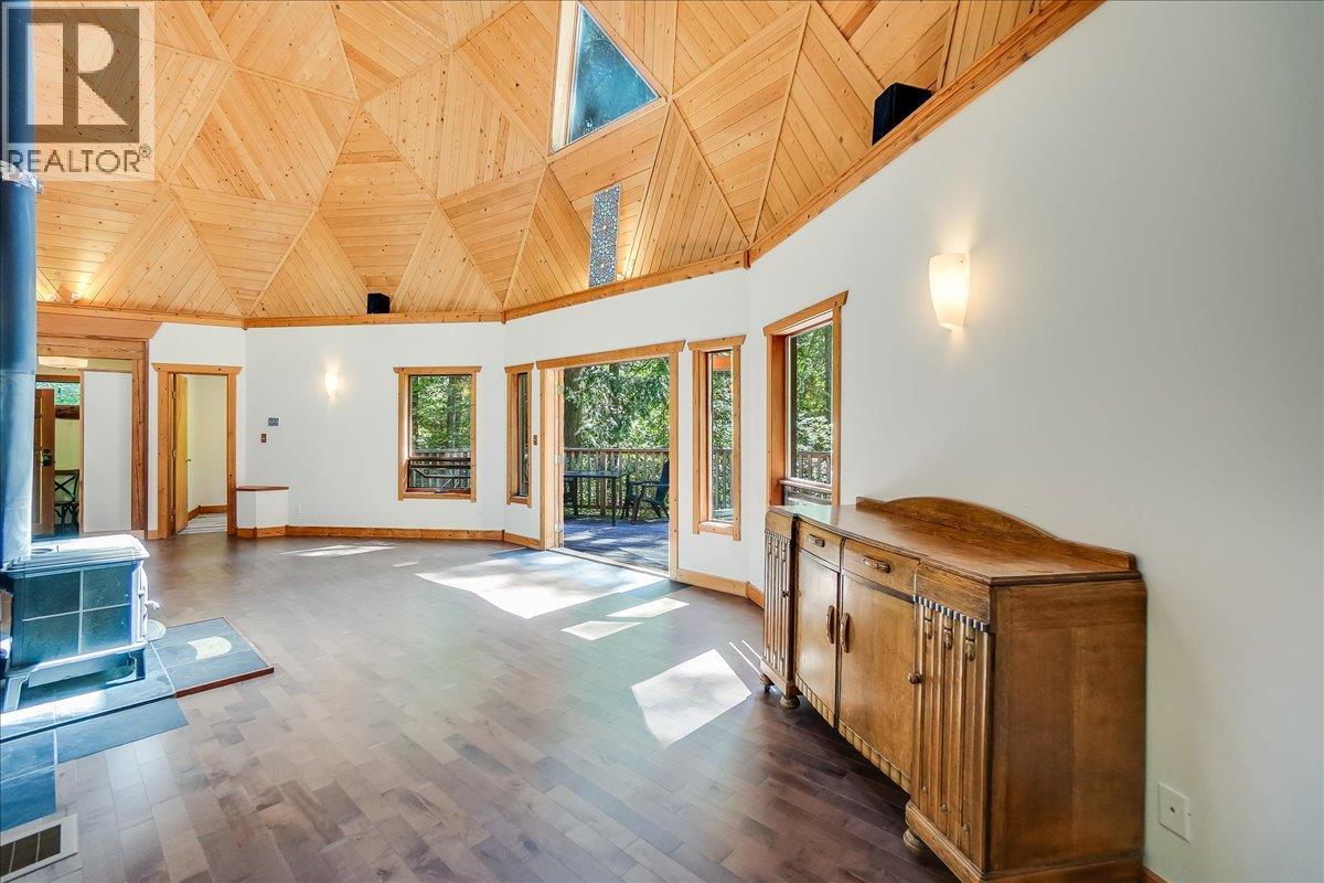 5631 Longbeach Road, Nelson, British Columbia  V1L 6N9 - Photo 7 - 10359069