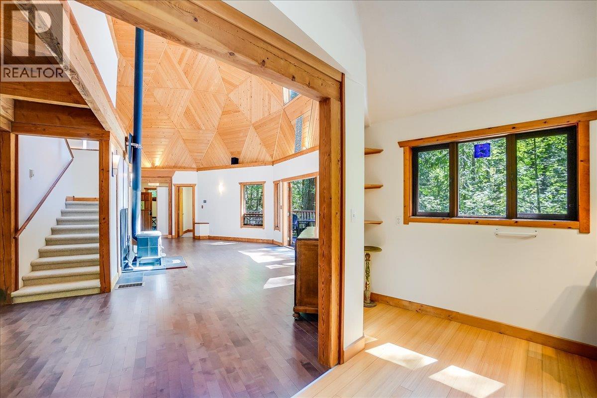 5631 Longbeach Road, Nelson, British Columbia  V1L 6N9 - Photo 13 - 10359069