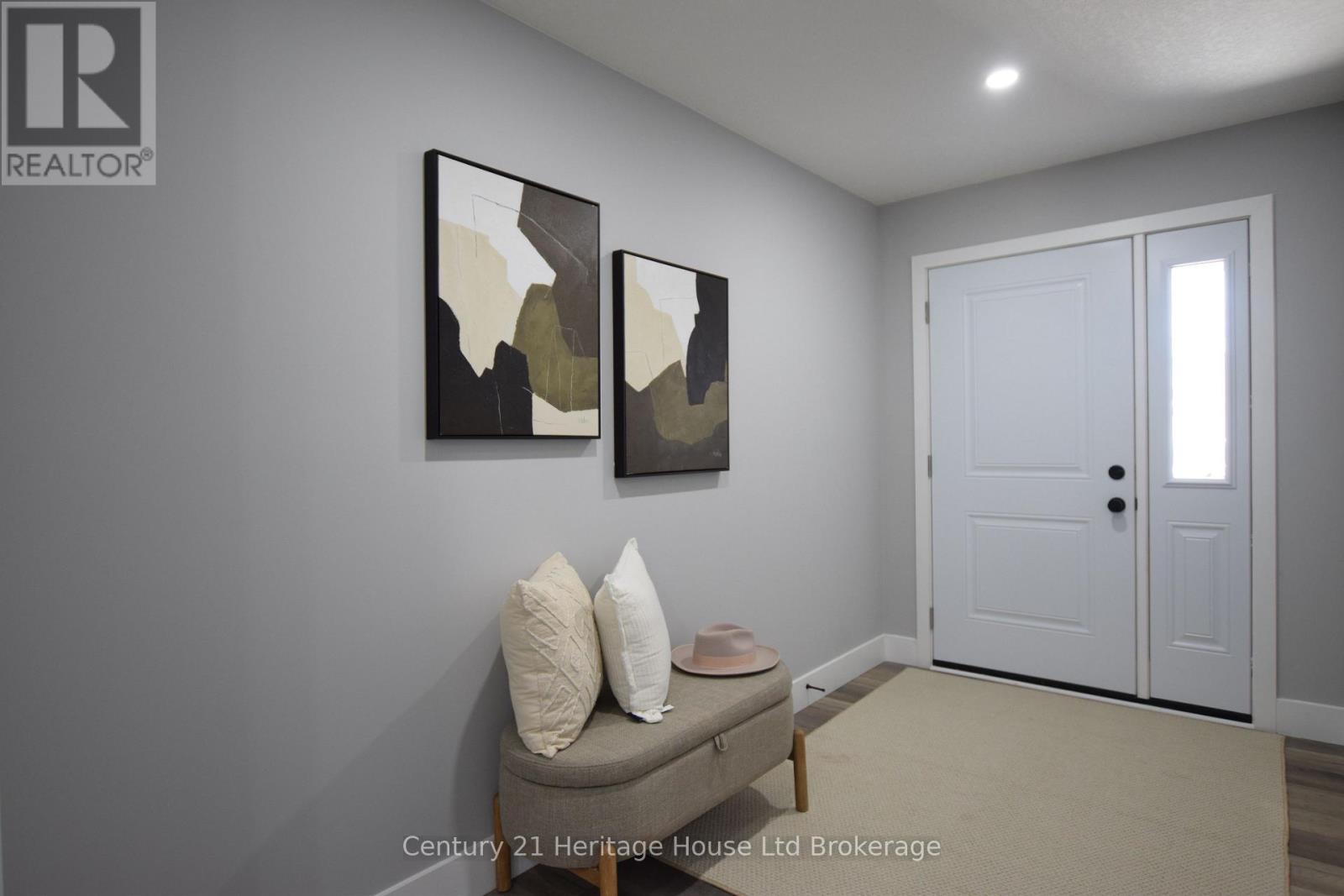 303 Simcoe Street, Woodstock, Ontario  N4S 1J1 - Photo 2 - X12346850