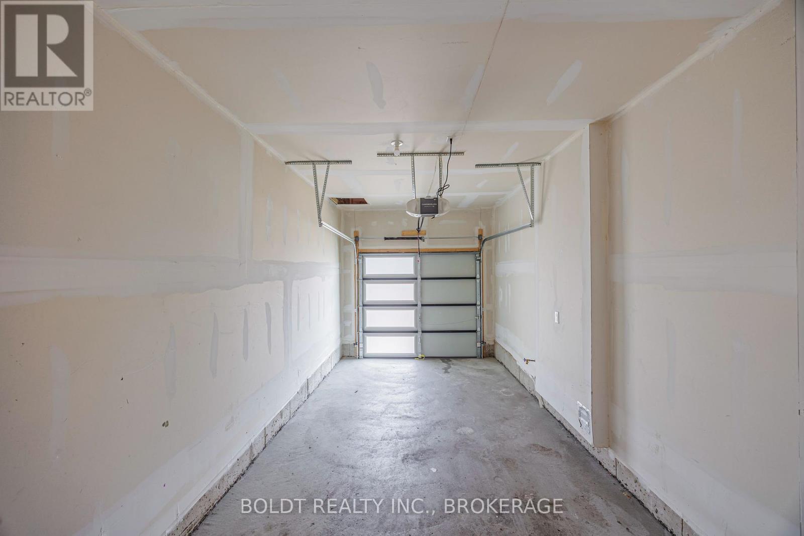 122 Brighton Lane, Thorold, Ontario  L2V 0N7 - Photo 13 - X12346811
