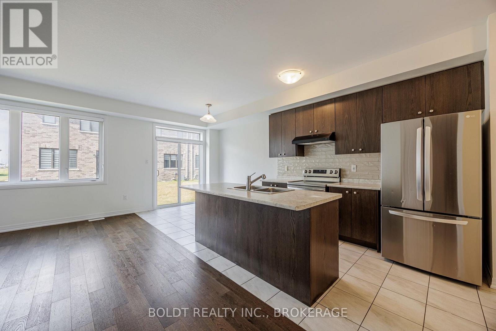 122 Brighton Lane, Thorold, Ontario  L2V 0N7 - Photo 4 - X12346811