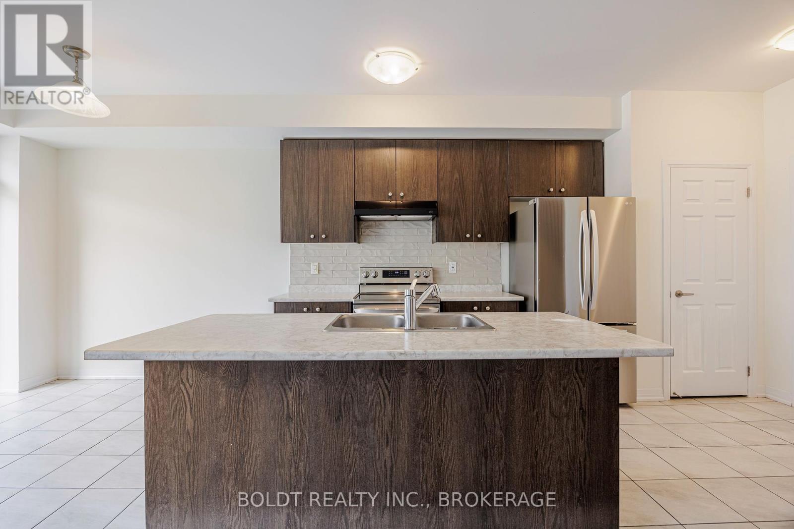 122 Brighton Lane, Thorold, Ontario  L2V 0N7 - Photo 5 - X12346811