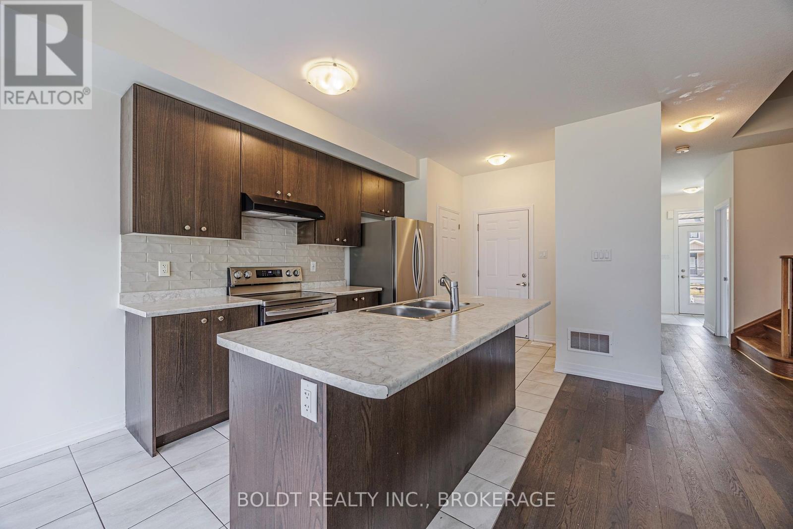 122 Brighton Lane, Thorold, Ontario  L2V 0N7 - Photo 6 - X12346811