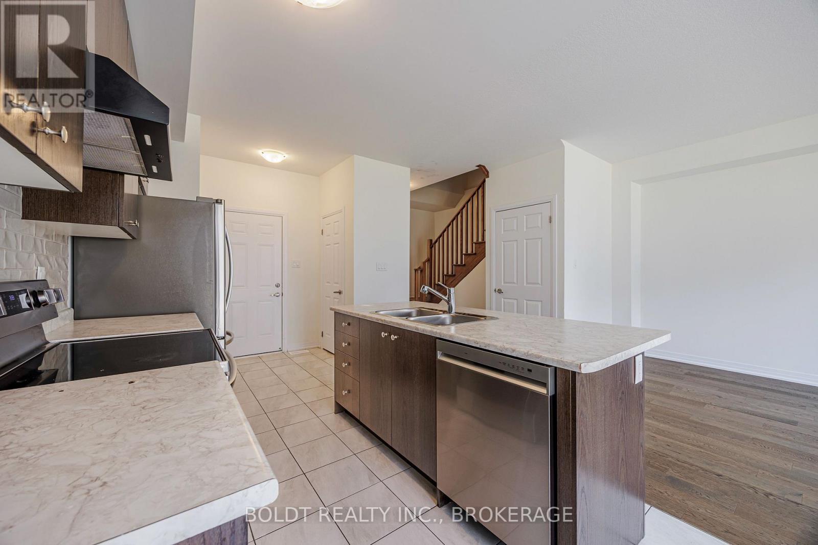 122 Brighton Lane, Thorold, Ontario  L2V 0N7 - Photo 7 - X12346811