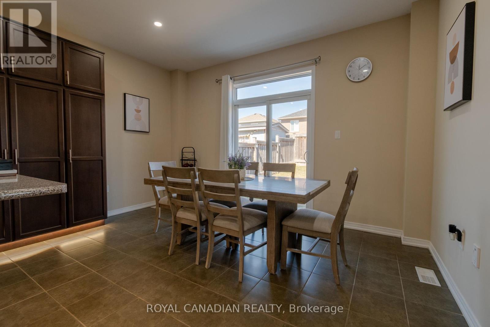 213 Richardson Crescent, Bradford West Gwillimbury (Bradford), Ontario  L3Z 0R5 - Photo 11 - N12346781